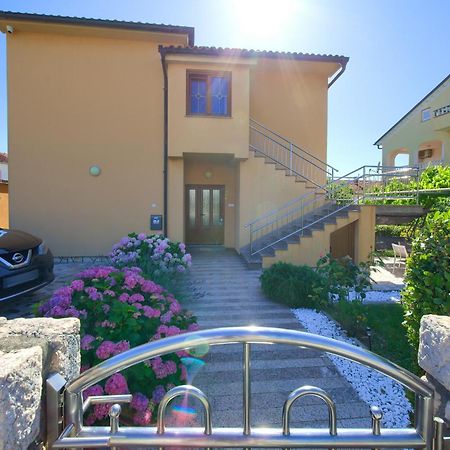 Apartment Bazina - Airconditioning, Parking, 500M From The Beach Krk Town Exterior photo